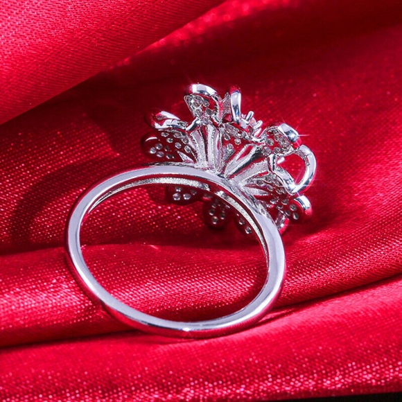 925 Silver Flower Shaped White Sapphire ring New - Picture 3 of 4